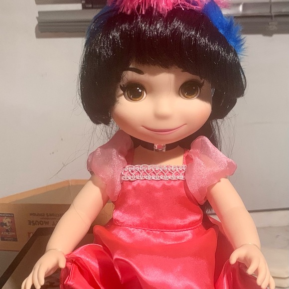 It’s a small world French doll - Picture 4 of 4